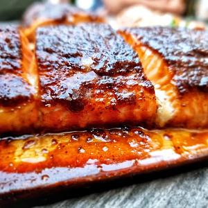 Blackened zalm met ribglaze