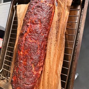 Gehaktbrood gevuld met asperges en gekookt ei