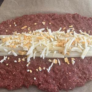 Gehaktbrood gevuld met asperges en gekookt ei