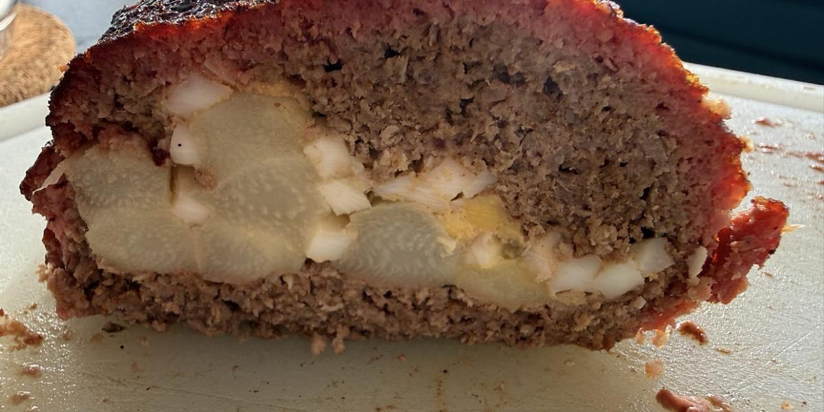 Gehaktbrood gevuld met asperges en gekookt ei
