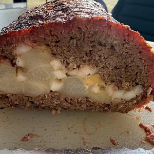 Gehaktbrood gevuld met asperges en gekookt ei