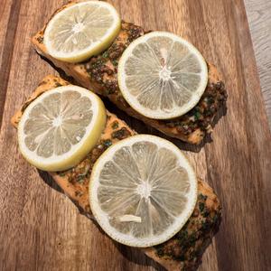 Mediterraanse zalm van de plancha