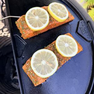 Mediterraanse zalm van de plancha