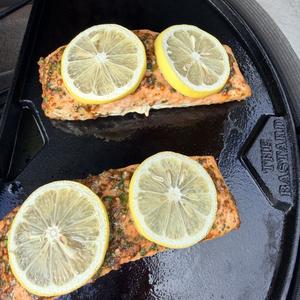 Mediterraanse zalm van de plancha