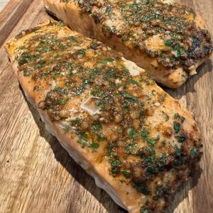 Mediterraanse zalm van de plancha