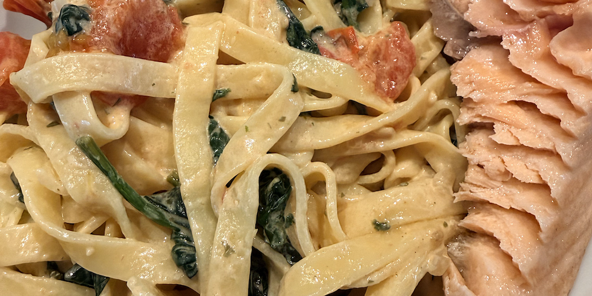 Zalm op de plancha met tagliatelle uit de skillet