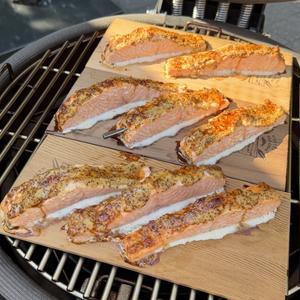 Rookplankje met verse zalm en mosterd / basterdsuiker 