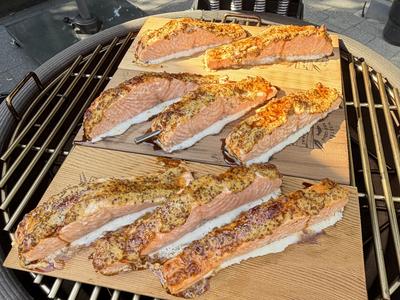 Rookplankje met verse zalm en mosterd / basterdsuiker 