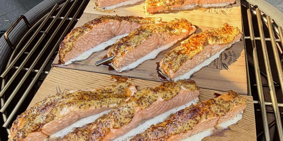 Rookplankje met verse zalm en mosterd / basterdsuiker 