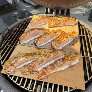 Rookplankje met verse zalm en mosterd / basterdsuiker 